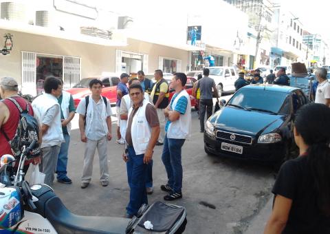 Vendedores de frutas e verduras desocupam calçadas do Centro